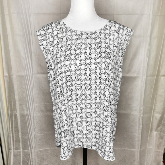 Pleione black & white geometric print short sleeve blous - Picture 2 of 4